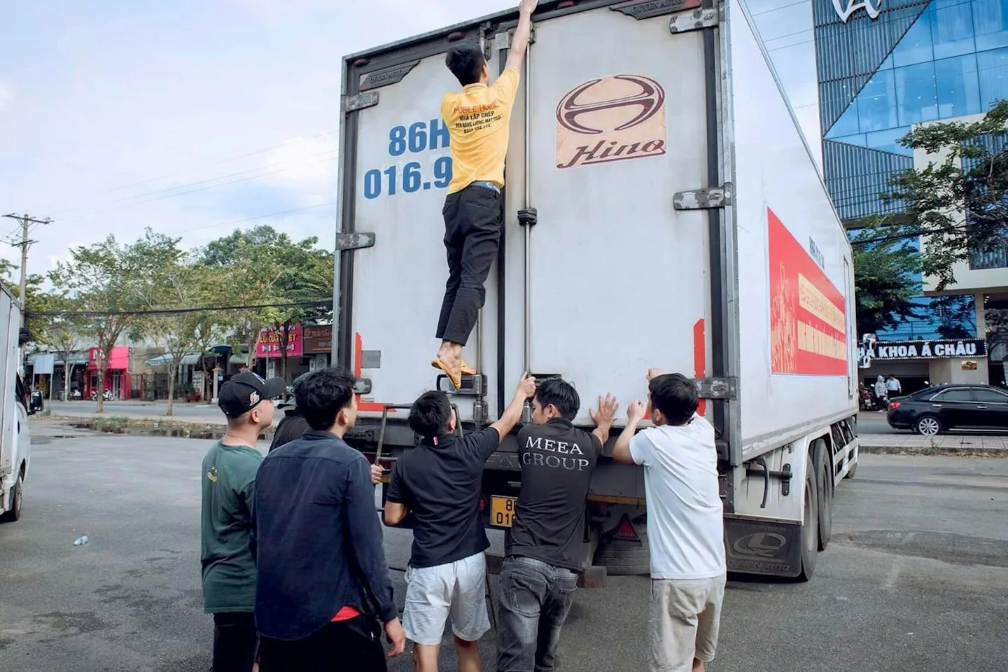 물류 창고와 트럭